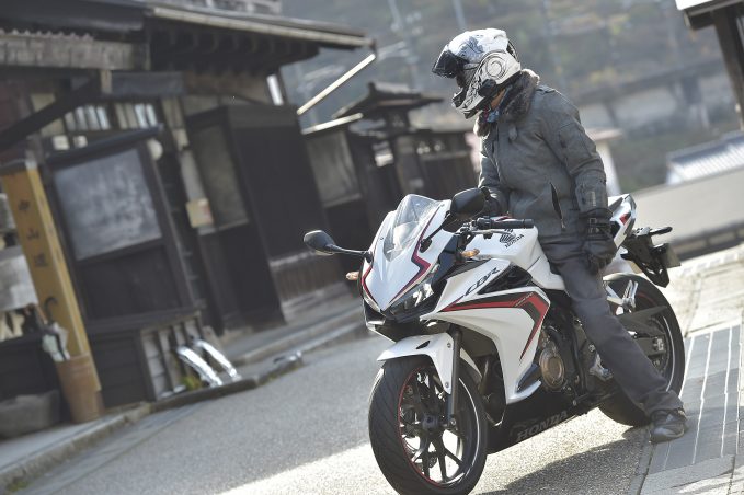 400cc以下のフルカウルスポーツでCBR400Rの『快適性』は突出してる