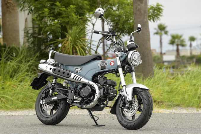 新型『ダックス125』ってどんなバイク？ 燃費や足つき性、装備などを