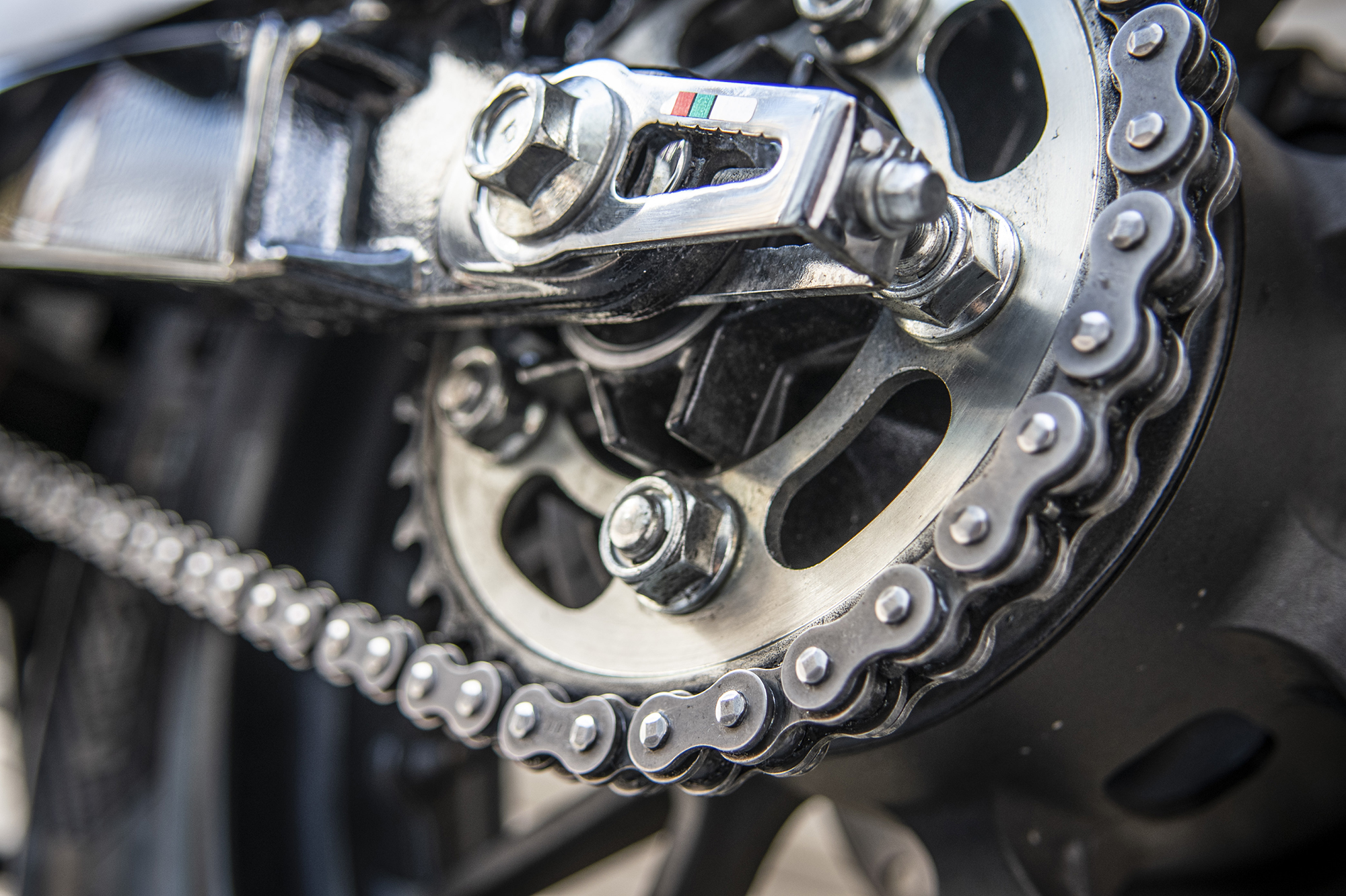 バイクのチェーン清掃＆注油はオーナーのたしなみ！ チャレンジしてみて損は無い！【バイクライフ・ステップアップ講座／ドライブチェーンのメンテナンス 編】