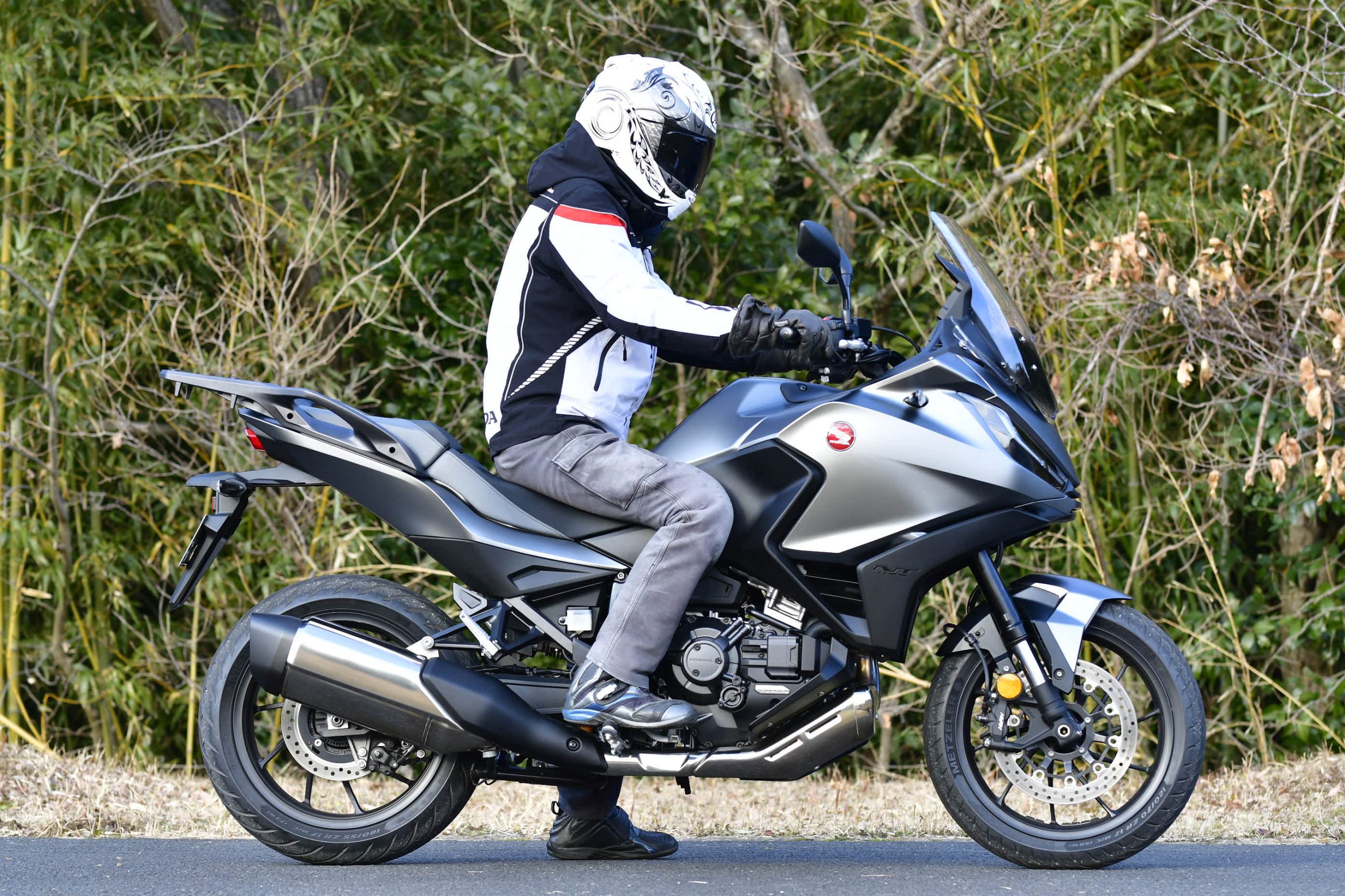 NT1100ってどんなバイク？燃費や足つき性、おすすめポイントや装備を解説します！【ホンダバイク資料室 ／Honda NT1100（2022）】