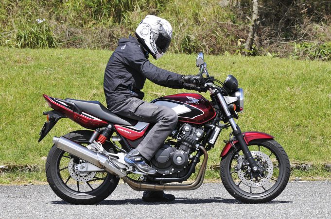 Cb400sfってどんなバイク 燃費や足つき性 装備などを解説します ホンダバイク資料室 Cb400 Super Four