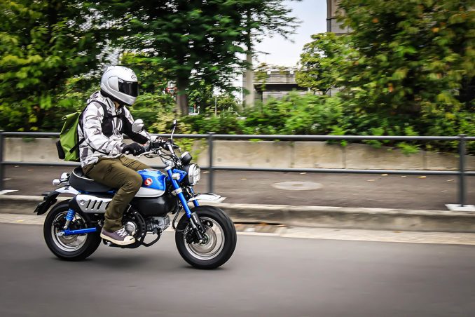 125ccで大きくなった モンキー はメリットだらけ ミニバイクを超えた ネオ レジャー へ 原付二種で楽しむホンダのバイク 第1回 Honda Monkey125 前編 ホンダゴー バイクラボ