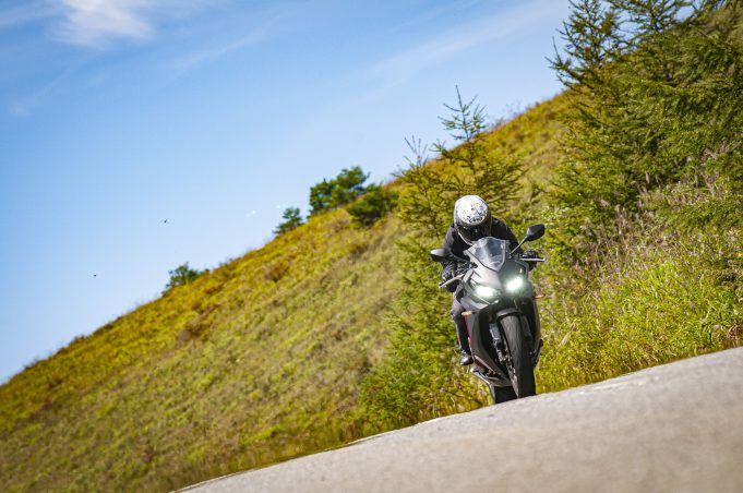 バイクで走る時に どうしてバイク専用ジャケットを着るの 普通の服じゃダメなんですか 脱 バイク初心者 虎の巻 ライディングジャケット編 ホンダゴー バイクラボ