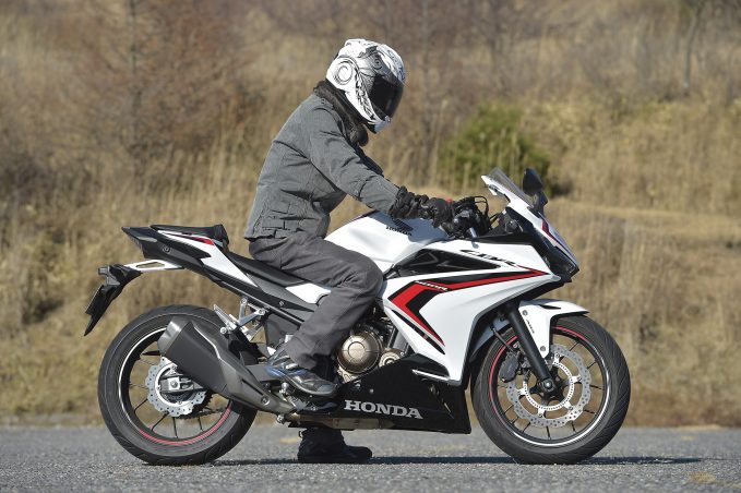 Cbr400rってどんなバイク 燃費や足つき性 装備などを解説します ホンダバイク資料室 Honda Cbr400r