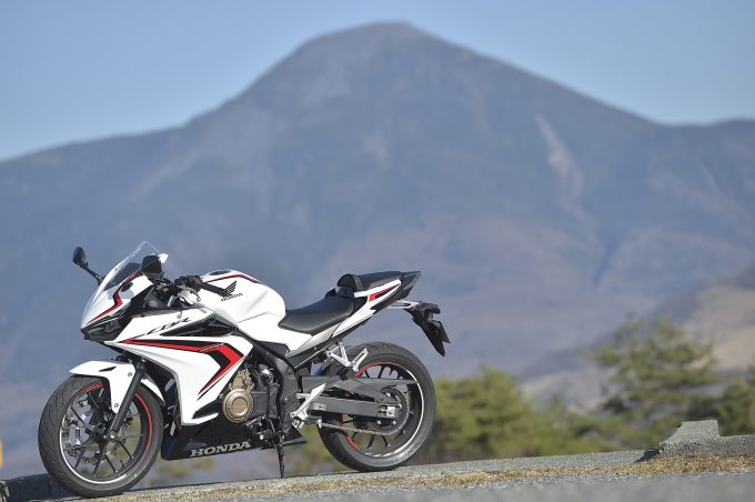 400cc以下のフルカウルスポーツでcbr400rの 快適性 は突出してる ホンダの道は一日にして成らず 第3回 Honda Cbr400r 後編 ホンダゴー バイクラボ