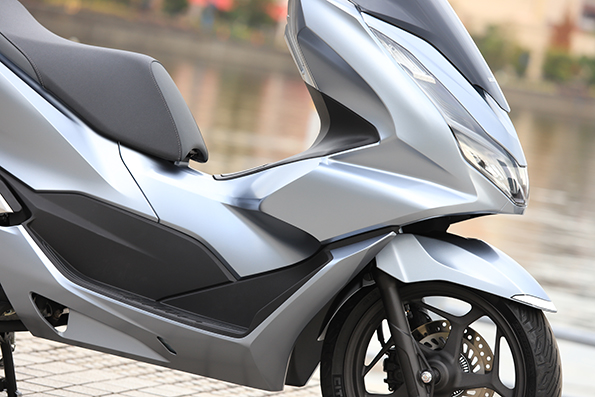 洗練という言葉がよく似合う 新型 Pcx のスタイリングを細かくチェック 新型バイク直感インプレ Honda Pcx 中編
