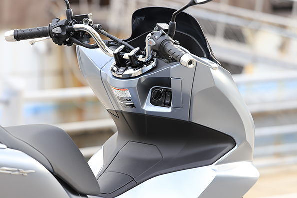 洗練という言葉がよく似合う 新型 Pcx のスタイリングを細かくチェック 新型バイク直感インプレ Honda Pcx 中編