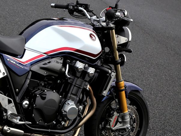 Cb1300sf Spってどんなバイク 燃費や足つき性 装備などを解説 ホンダバイク資料室 Honda Cb1300 Super Four Sp 19