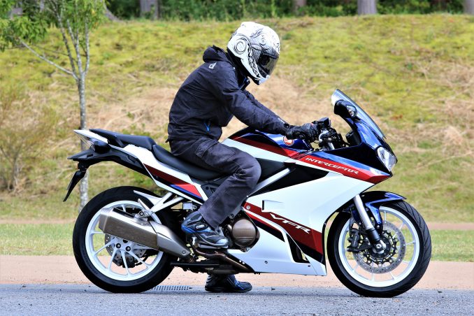 Vfr800fってどんなバイク 燃費や足つき性 装備などを解説 ホンダバイク資料室 Honda Vfr800f 19