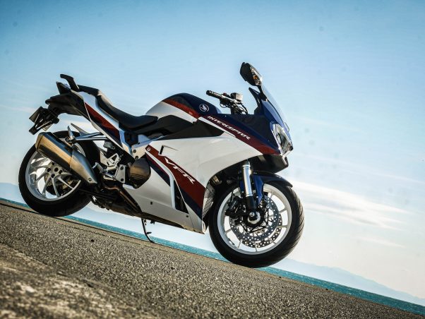 大人のスポーツ Vfr800f はそんなに単純なバイクじゃない ホンダの道は一日にして成らず 第7回 Honda Vfr800f 中編