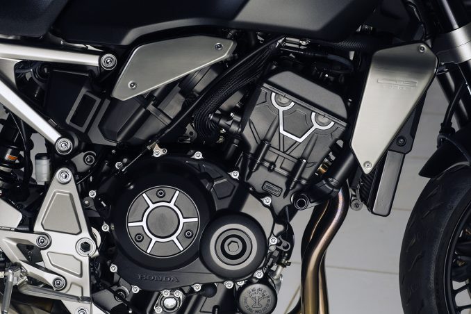 実車公開 ホンダ Cb1000r がスタイリングを変更し スマホとの連携も可能に 価格と発売日も決定しました ホンダ21新車ニュース Honda Cb1000r 編