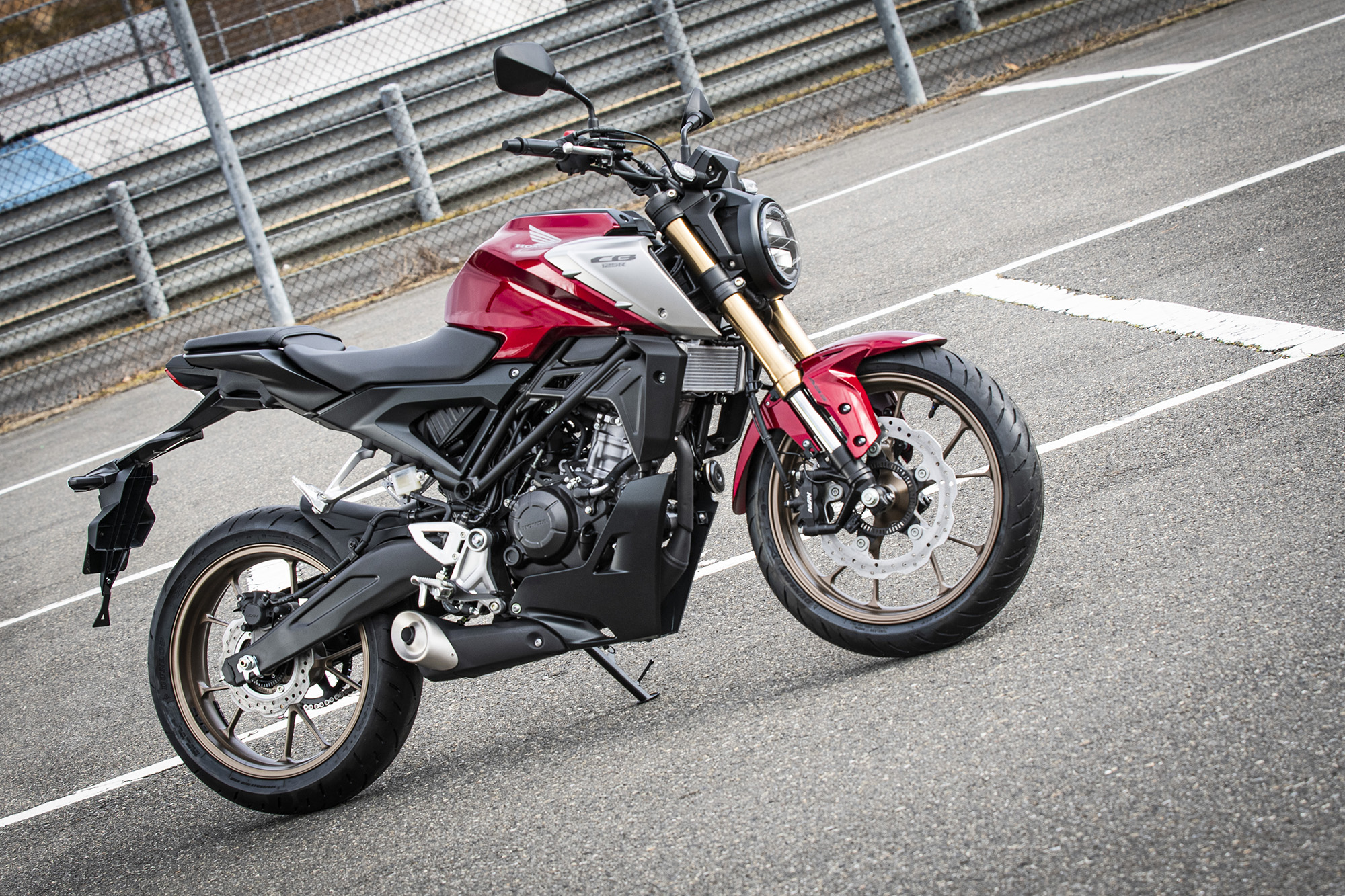 原付二種/125ccバイクの『CB125R』がエンジンと足まわりを強化!? パワーアップして新発売!【ホンダ2021新車ニュース/Honda CB125R 編】 原付二種/125ccバイクの『CB125R』がエンジンと足まわりを強化!? パワーアップして新発売!【ホンダ2021新車ニュース/Honda CB125R 編】