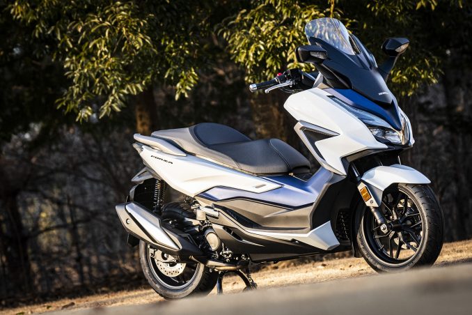 新車 250ccスクーター フォルツァ が新型エンジンを搭載して新発売 価格と発売日は ホンダ21新車ニュース Honda Forza 編 ホンダゴー バイクラボ