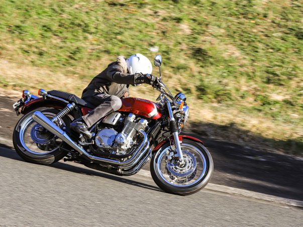 Cb1100 Exの走りは 他の Cb と狙ってるものがちょっと違う ホンダの道は一日にして成らず 第12回 Honda Cb1100 Ex 走り編