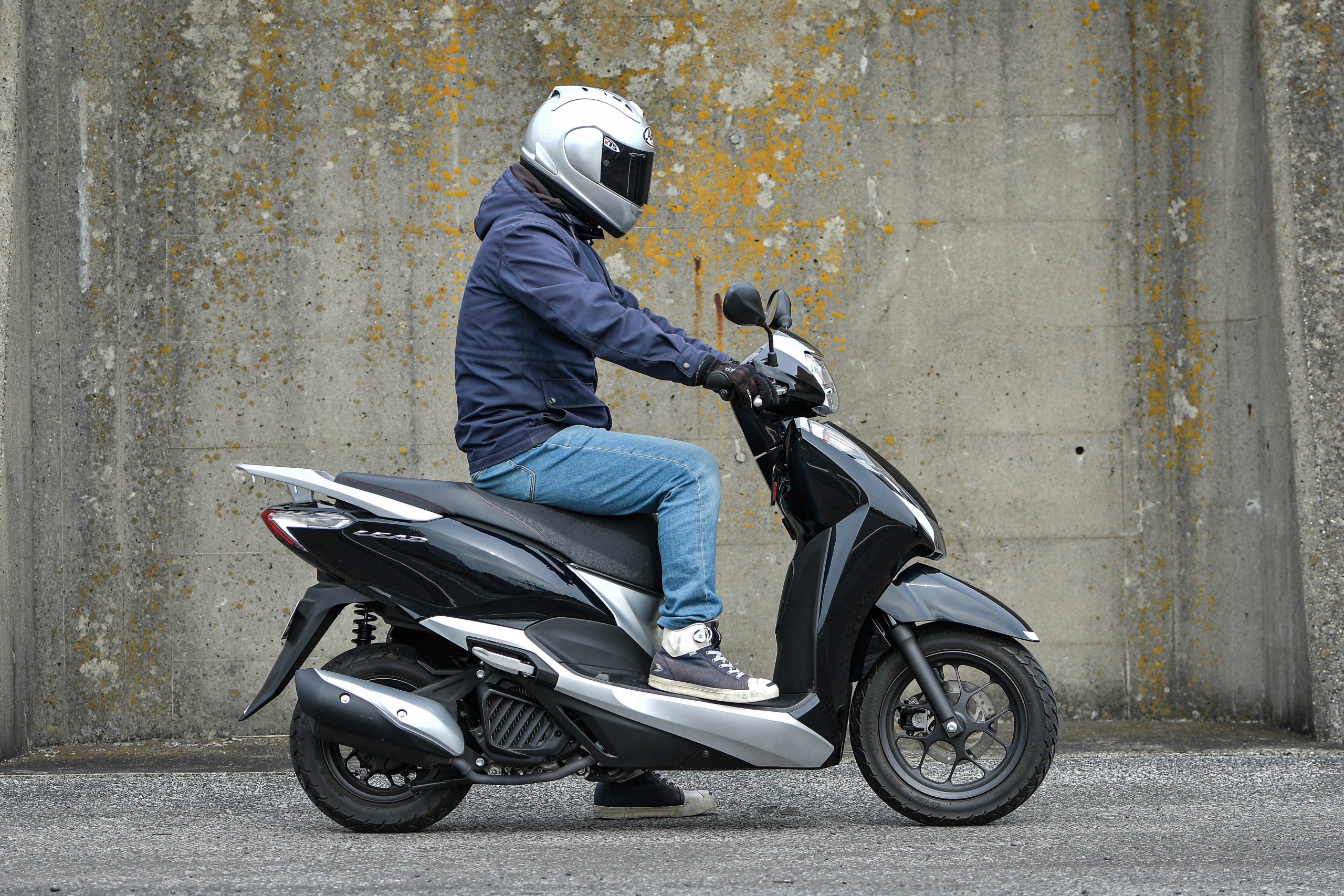 リード125ってどんなバイク 燃費や足つき性 装備などを解説します ホンダバイク資料室 Honda Lead125 21