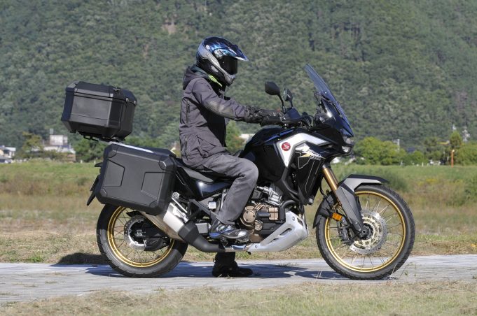 バイクウエアには丈の長いジャケットと短いジャケットがあるけど どっちを選べばいいの バイクライフ ステップアップ講座 ライディングジャケット の丈の長さの違い