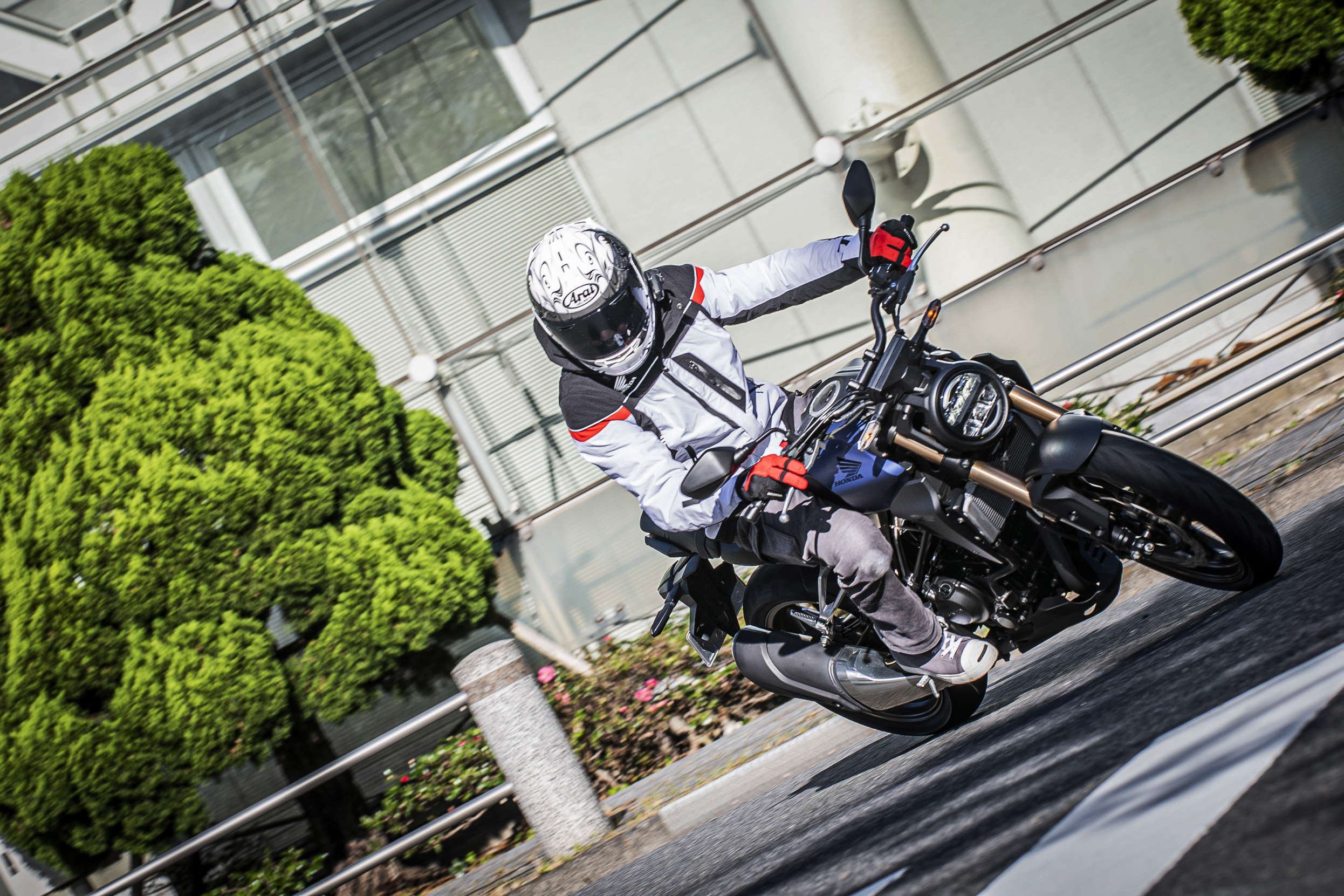 どうせならカッコよくバイクに乗りたくない Cb250rなら誰でも即スマートライダーに ホンダの道は一日にして成らず 第22回 Honda Cb250r 中編