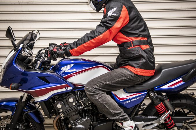 バイクウエアには丈の長いジャケットと短いジャケットがあるけど どっちを選べばいいの バイクライフ ステップアップ講座 ライディングジャケット の丈の長さの違い