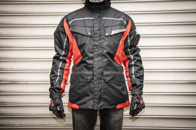 バイクウエアには丈の長いジャケットと短いジャケットがあるけど どっちを選べばいいの バイクライフ ステップアップ講座 ライディングジャケット の丈の長さの違い