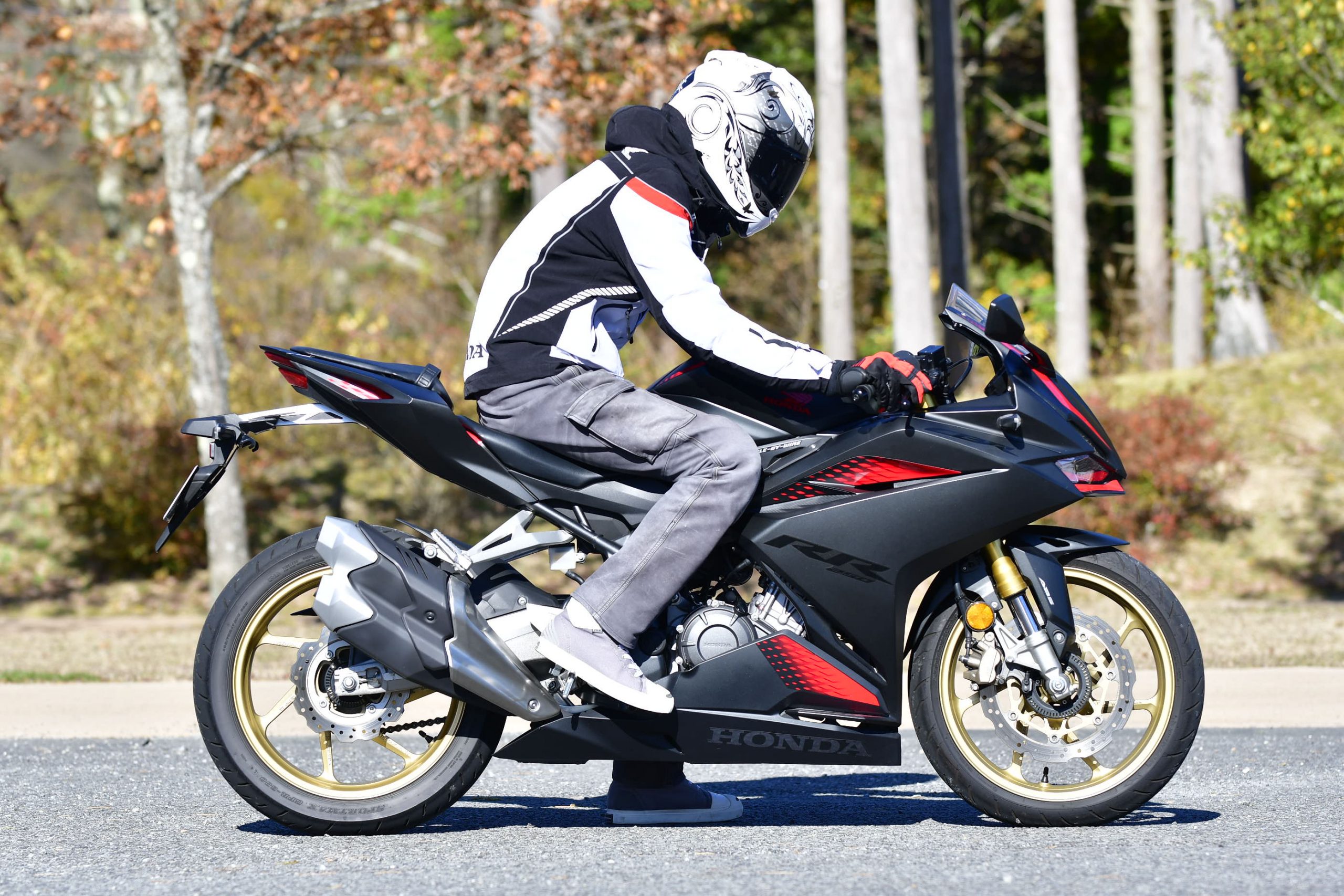 Cbr250rrってどんなバイク 燃費や足つき性 おすすめポイントや装備を解説します ホンダバイク資料室 250cc編 Honda Cbr250rr 21