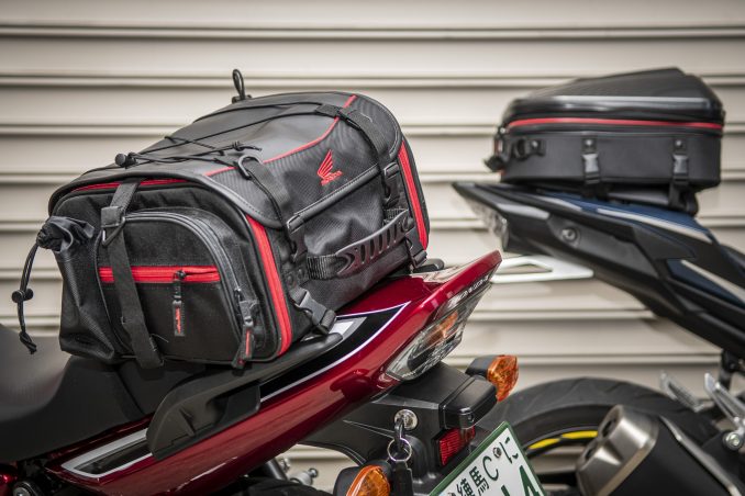 スタイルに合わせる 荷物の量やサイズで決める Hondaの ツーリングバッグ は選べる2タイプ バイクライフ ステップアップ講座 ツーリングバッグの選び方 シートバッグ編