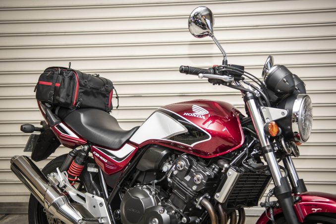 スタイルに合わせる 荷物の量やサイズで決める Hondaの ツーリングバッグ は選べる2タイプ バイクライフ ステップアップ講座 ツーリングバッグの選び方 シートバッグ編