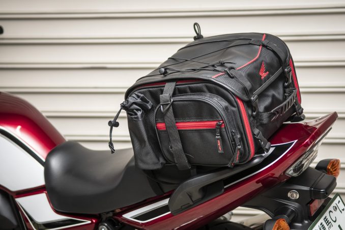 スタイルに合わせる 荷物の量やサイズで決める Hondaの ツーリングバッグ は選べる2タイプ バイクライフ ステップアップ講座 ツーリングバッグの選び方 シートバッグ編