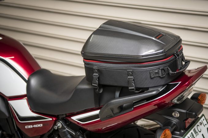 スタイルに合わせる 荷物の量やサイズで決める Hondaの ツーリングバッグ は選べる2タイプ バイクライフ ステップアップ講座 ツーリングバッグの選び方 シートバッグ編