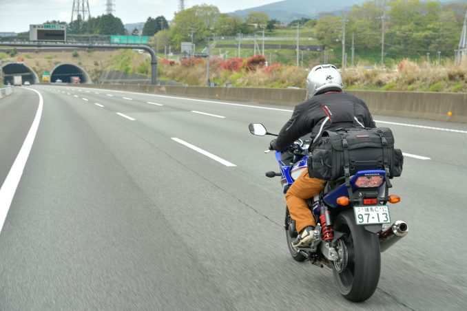 はじめての高速道路 ガソリンスタンドがある Saの間隔 って 高速道路 では 燃料給油 のタイミングを常に意識しよう バイクライフ ステップアップ講座 ガソリン給油 編