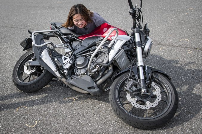 教習所の引き起こし 倒れたバイクを起こすのはパワーよりも コツ が大事 バイクライフ ステップアップ講座 バイクの起こし方 編 Safety