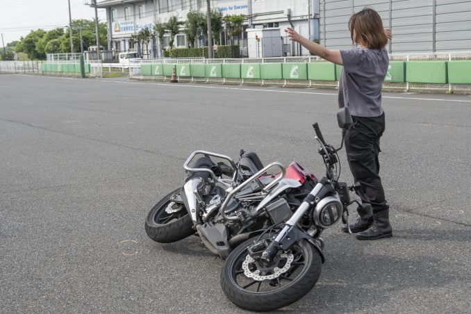 教習所の引き起こし 倒れたバイクを起こすのはパワーよりも コツ が大事 バイクライフ ステップアップ講座 バイクの起こし方 編 Safety