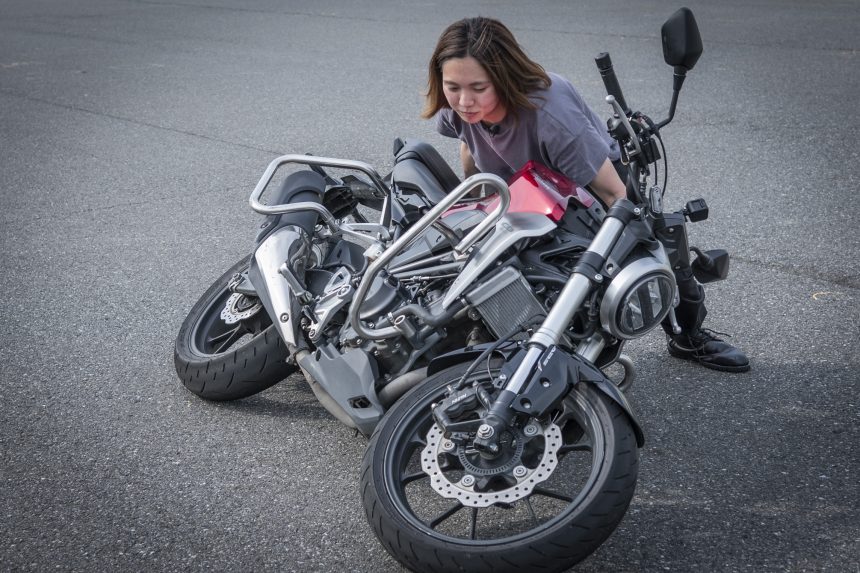 教習所の引き起こし 倒れたバイクを起こすのはパワーよりも コツ が大事 バイクライフ ステップアップ講座 バイクの起こし方 編 Safety