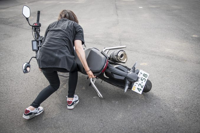 教習所の引き起こし 倒れたバイクを起こすのはパワーよりも コツ が大事 バイクライフ ステップアップ講座 バイクの起こし方 編 Safety