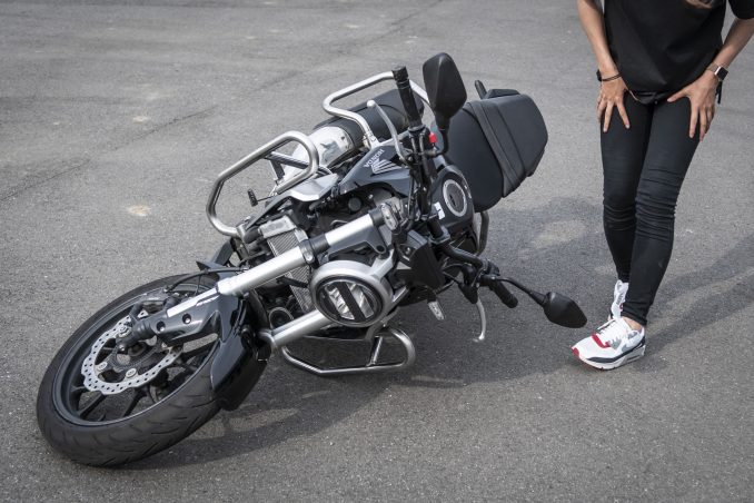 教習所の引き起こし 倒れたバイクを起こすのはパワーよりも コツ が大事 バイクライフ ステップアップ講座 バイクの起こし方 編 Safety