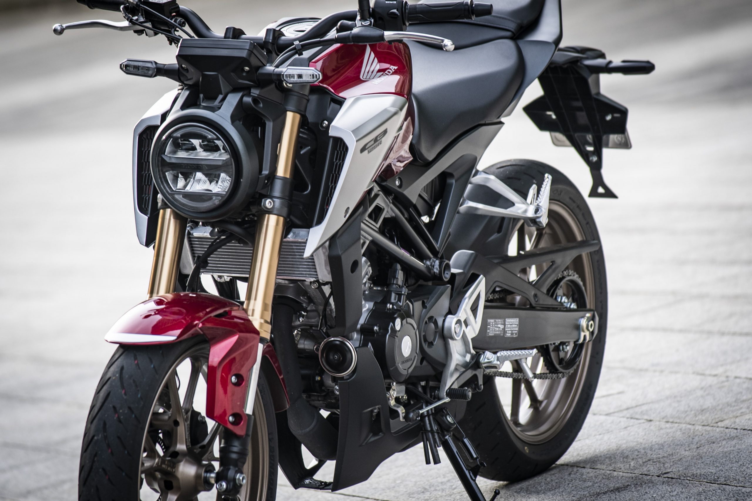 バイク初心者もベテランも満足 Cb125rは スポーティさ の上限が引き上げられた ホンダの道は一日にして成らず 第19回 Honda Cb125r 後編
