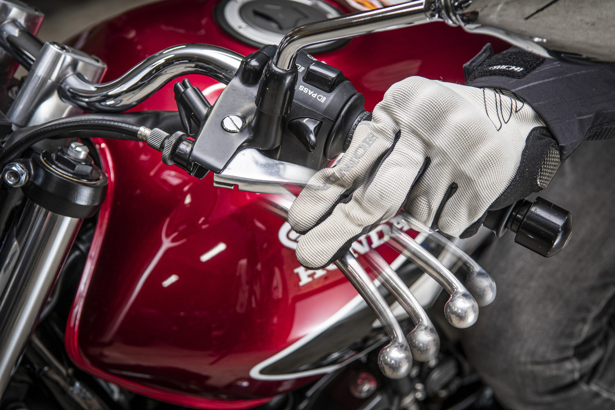 バイクはなぜ エンスト する Mtバイクを走らせるために不可欠な 半クラッチ をマスターしよう バイクライフ ステップアップ講座 半クラッチの使い方 編 Safety