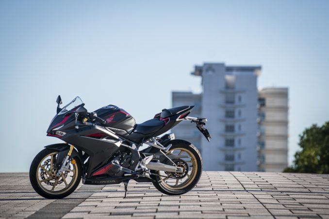 Cbr250rrの謎 本格派250ccスポーツバイクなのに 乗り心地も快適 ってどういうことだ ホンダの道は一日にして成らず 第23回 Honda Cbr250rr 中編