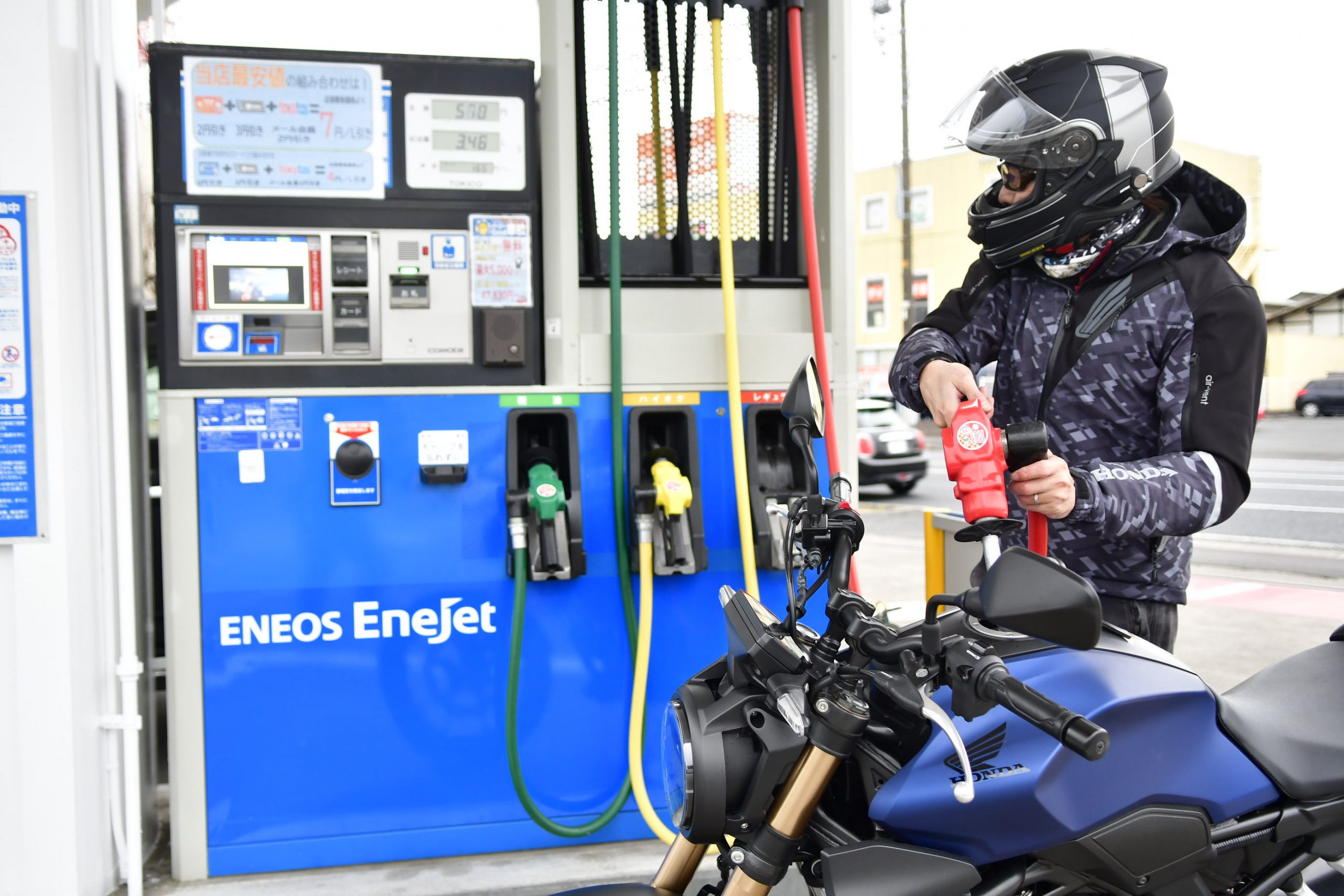 セルフのガソリンスタンドってどう使えばいいの 給油手順や便利な使い方をご紹介します バイクライフ ステップアップ講座 ガソリンスタンド の使い方 セルフ編