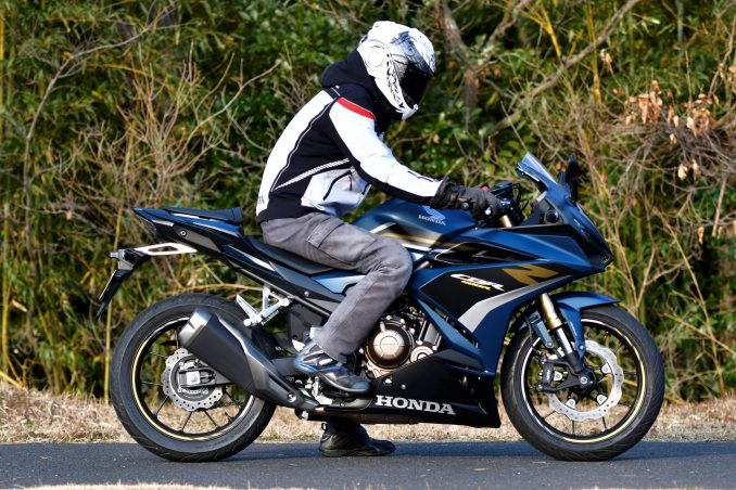 Cbr400rってどんなバイク 燃費や足つき性 おススメポイントや装備を解説します ホンダバイク資料室 Honda Cbr400r 22