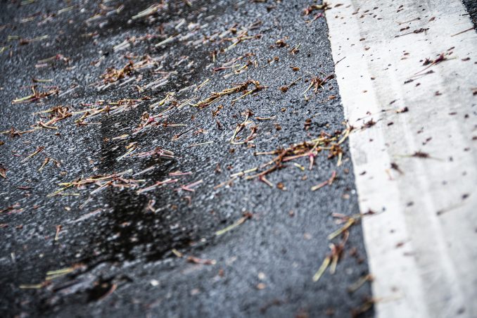 雨が降ったら注意したい 外的要因 って 水溜りや砂などの 滑るかもしれない に気を配ろう バイクライフ ステップアップ講座 雨天の外的要因 編 雨が降ったら注意したい 外的要因 って 水溜りや砂などの 滑るかもしれない に気を配ろう バイクライフ ステップアップ講座 雨天の外的要因 編