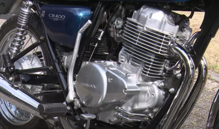 動画】GB350の前にもあった！ ホンダ流の空冷単気筒400ccの味わいシングルスポーツ『CB400SS』【ホンダ歴代バイク今昔図鑑／CB400SS （2001年）編】